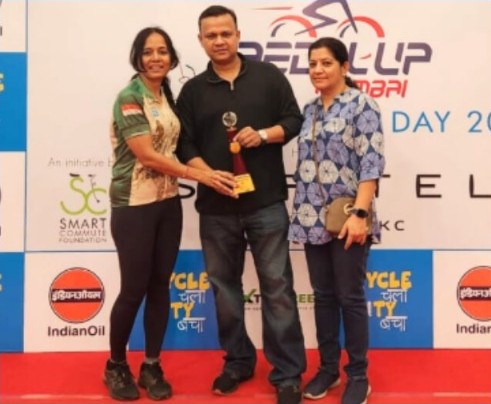 Mansoor Ali receiving award
